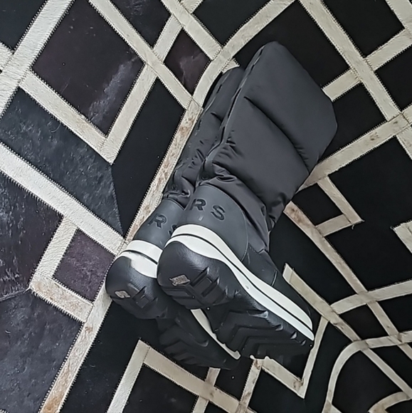 Michael Kors platforminsulated boot size 7 blackand white$35 $200 Size: 7 - Picture 2 of 5